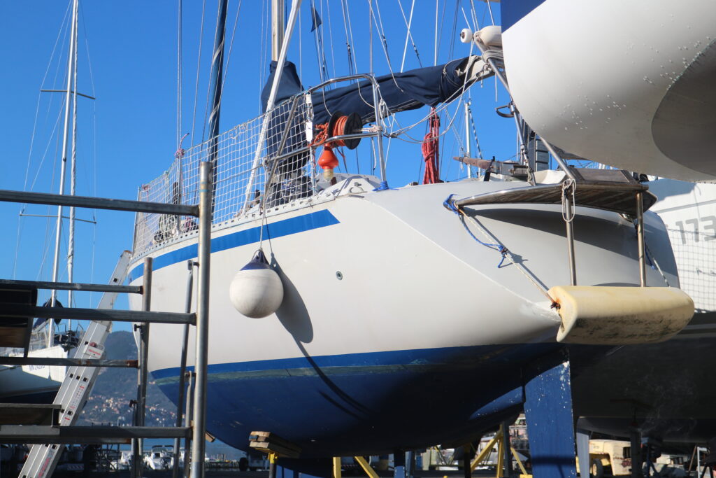 barca a vela in cantiere