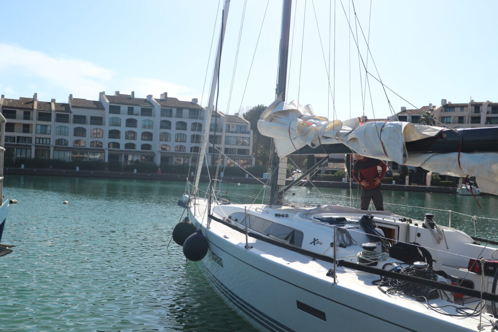 barca a vela in acqua