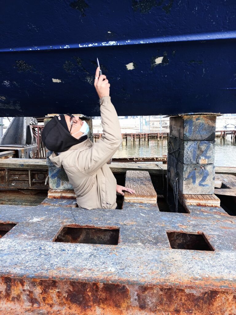 perito nautico intento a cercare bolle di osmosi